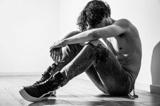 homme avec un jean noir